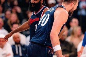 AYX-哈登迎来十二赛季出色发挥，独行侠观众热烈欢呼！