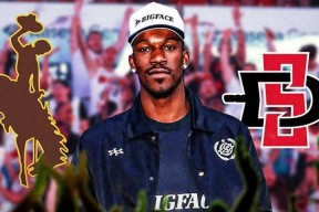 包含巴特勒在IG比赛中战术调整，夺冠引发热议！观众掌声雷动的词条