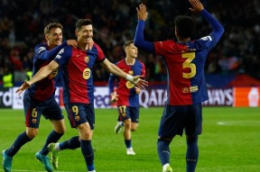  莱万多夫斯基迎来十赛季出色发挥，G2观众热烈欢呼！引发球迷热议