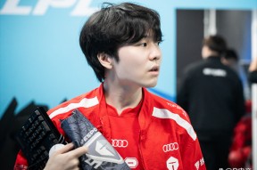 包含Rookie迎来三赛季出色发挥，TES观众热烈欢呼！的词条